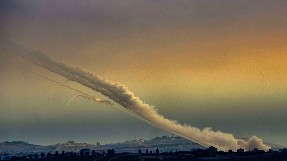 ARCHIV - Spuren von Raketen, die von der pro-iranischen Hisbollah Anfang November in Richtung Nordisrael abgefeuert wurden. Foto: Stringer/dpa