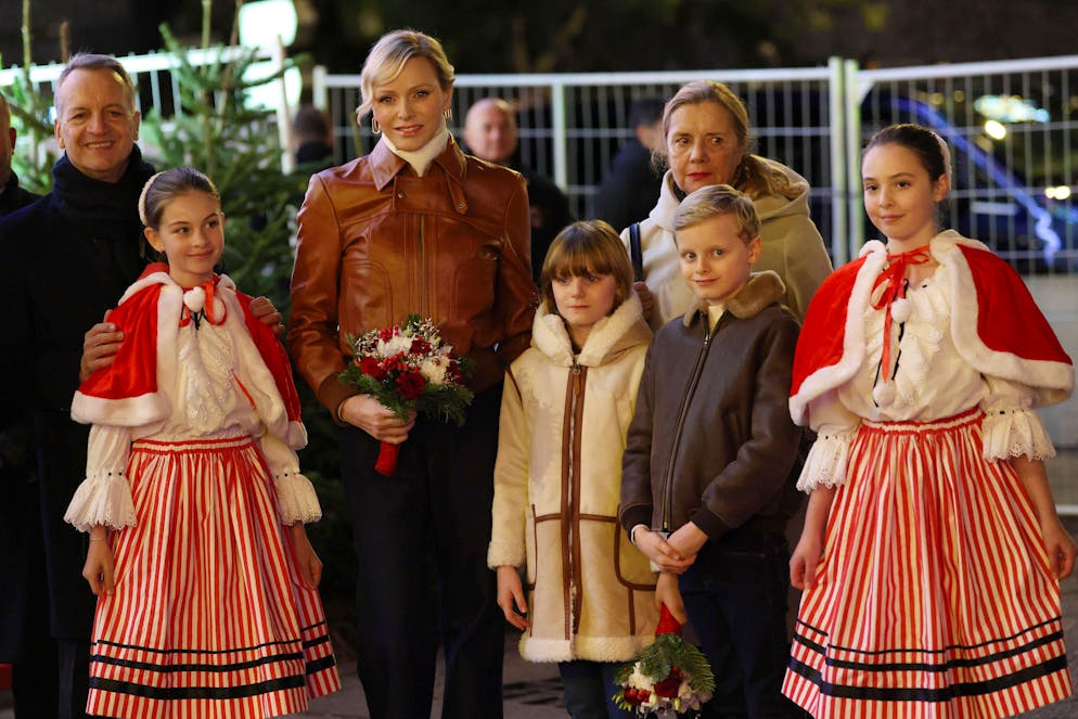 Les tenues luxueuses de Charlène de Monaco. Charlène de Monaco reste fidèle à ses goûts de luxe, même pour une simple balade sur un marché de Noël. En effet, la plus dépensière des têtes couronnées – loin devant la princesse Kate – portait un blouson en cuir d’agneau cognac rock signé Chloé… à environ 4’000 CHF.