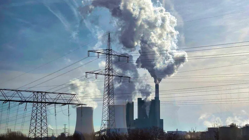 Man-made greenhouse gases are considered to be the main reason for the rise in temperatures. (archive image)