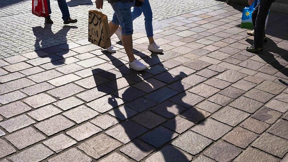 Consumer sentiment remains tense in November, but is better than a year ago. (archive picture)