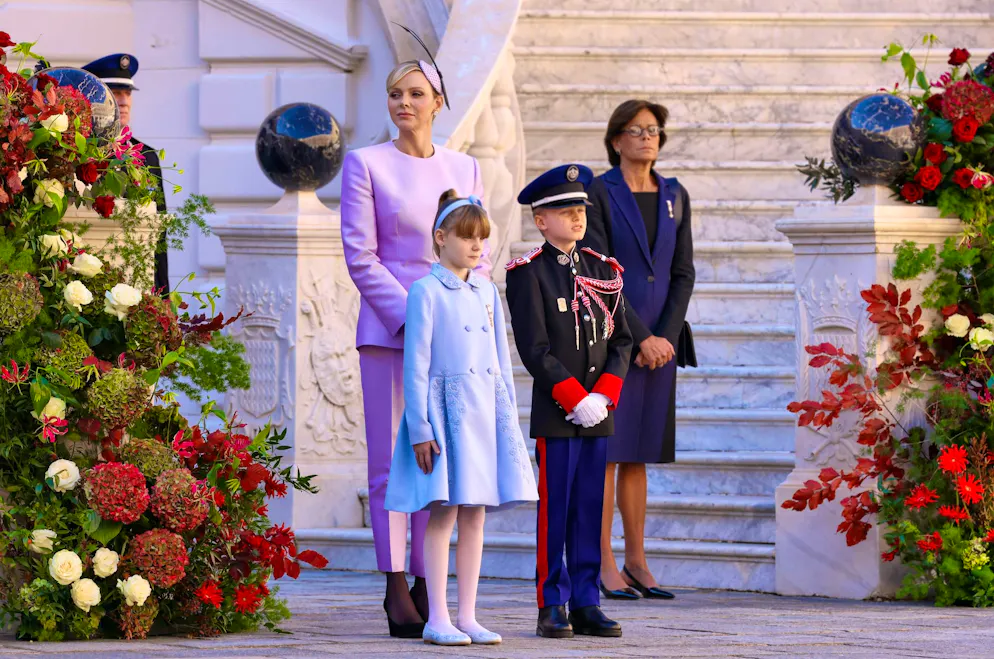 I lussuosi abiti di Charlène di Monaco. Per la Giornata della Bastiglia del 19 novembre, Charlène di Monaco è apparsa radiosa in un tailleur pantalone lilla di Louis Vuitton, abbinato a un bibi della stessa tonalità.