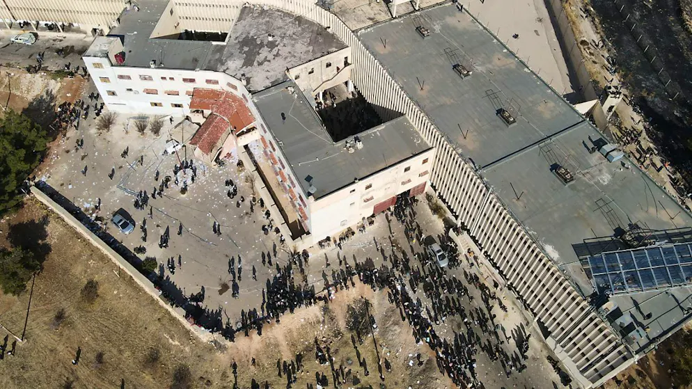 Il famigerato carcere di Sednaya è noto come "mattatoio umano". Si stima che più di 30.000 detenuti siano stati giustiziati o siano morti a causa di torture, mancanza di cure mediche o fame tra il 2011 e il 2018.