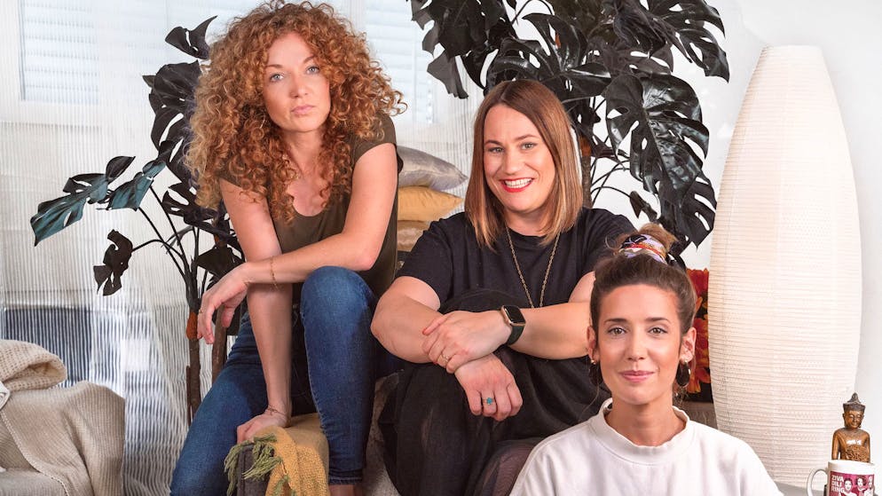 SRF hat den Podcast «Zivadiliring» mit Yvonne Eisenring, Maja Zivadinovic und Gülsha Adilji wegen Werbeeinschränkungen abgesetzt.