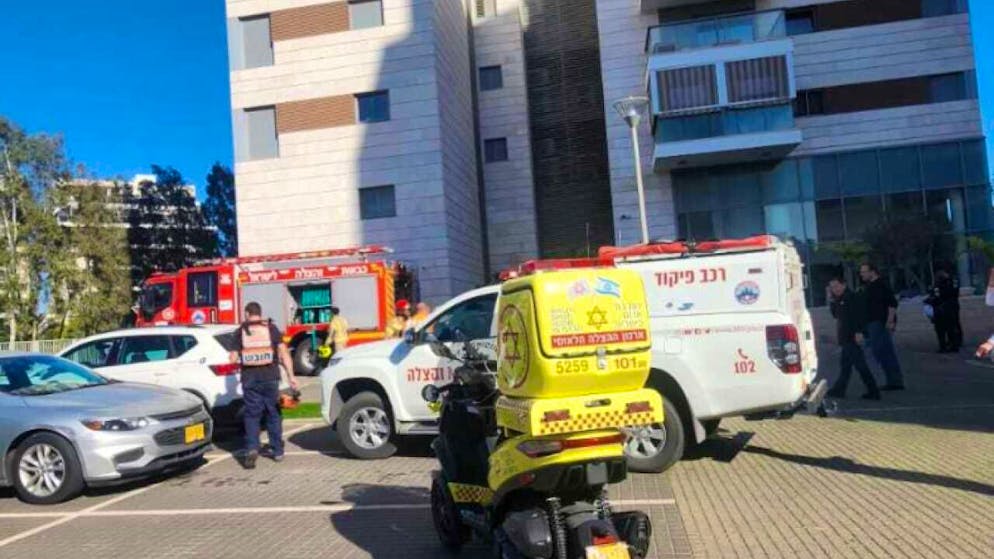 HANDOUT - Eine offenbar aus dem Jemen geschickte  Drohne ist in ein Haus eingeschlagen. Foto: -/Magen David Adom/dpa - ACHTUNG: Nur zur redaktionellen Verwendung im Zusammenhang mit der aktuellen Berichterstattung und nur mit vollständiger Nennung des vorstehenden Credits