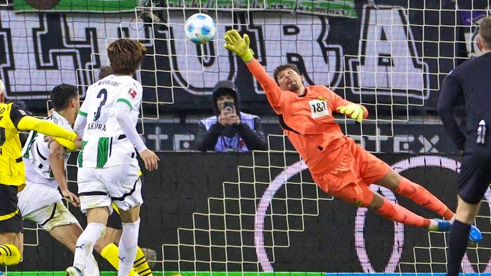 Gregor Kobel can distinguish himself against Gladbach.