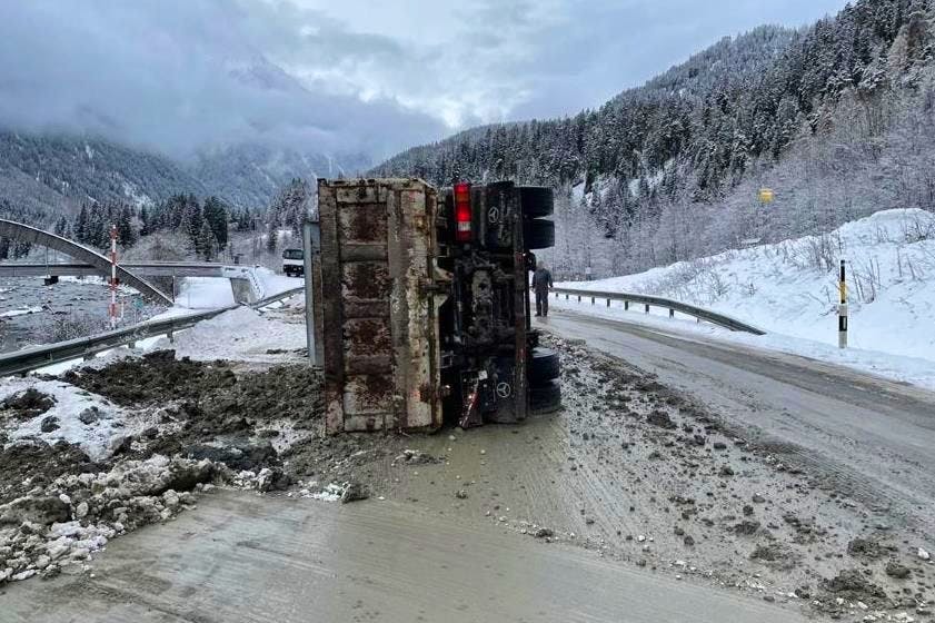 Camion Sbanda E Si Ribalta A Strada, Conducente Ferito | Blue News