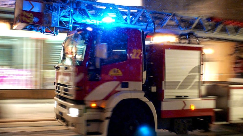 Die Feuerwehr rettete einen Rentner aus dessen Wohnung in Büsserach SO. Es gab sehr viel Rauch in der Wohnung. (Symbolbild)