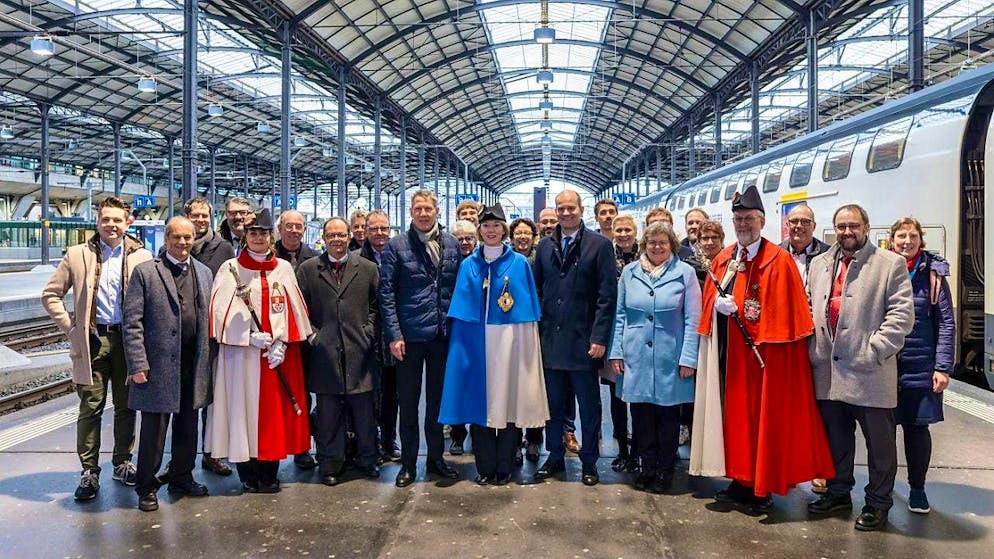 Three standing initiatives submitted for Lucerne through station - Gallery. A Central Switzerland delegation from the cantons of Lucerne, Obwalden and Nidwalden will travel from Lucerne to Bern on Tuesday afternoon. There they will hand over the state initiatives on the Lucerne through station.