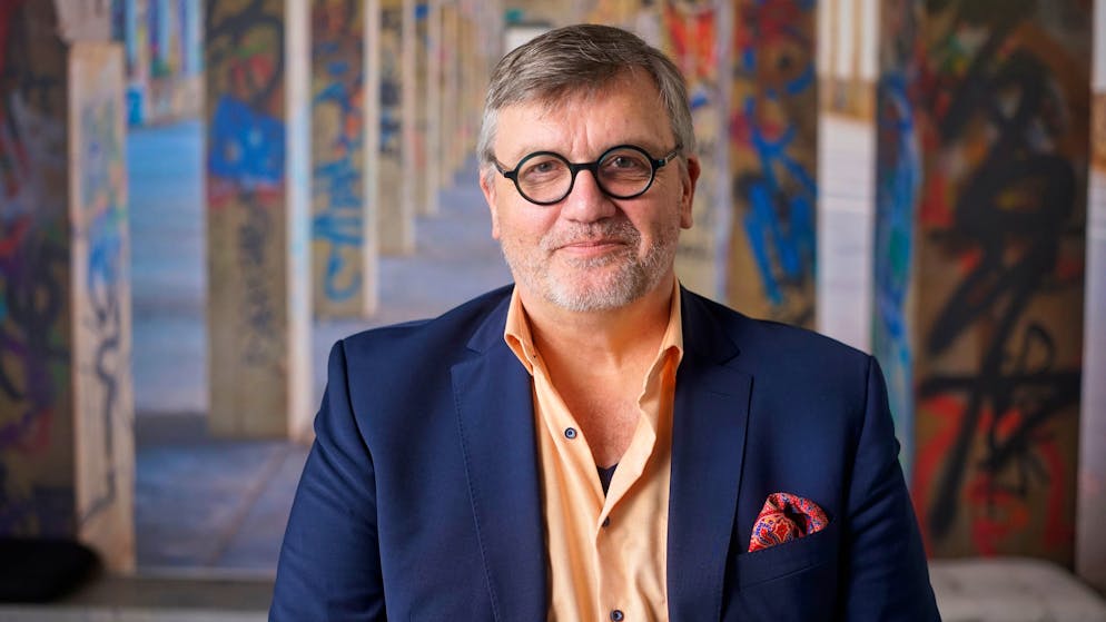 Die Dokumentation «Total normal» ist eine filmische Reise in den beruflichen und persönlichen Kosmos von Entertainer, Komiker und Bestsellerautor Hape Kerkeling.