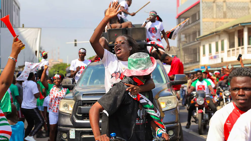 Anhänger des Oppositionskandidaten und ehemaligen Präsidenten John Dramani Mahama feiern ihren Sieg, nachdem Ghanas Vizepräsident und Kandidat der Regierungspartei, Mahamudu Bawumia, seine Niederlage in Accra eingestehen musste. Foto: Misper Apawu/AP