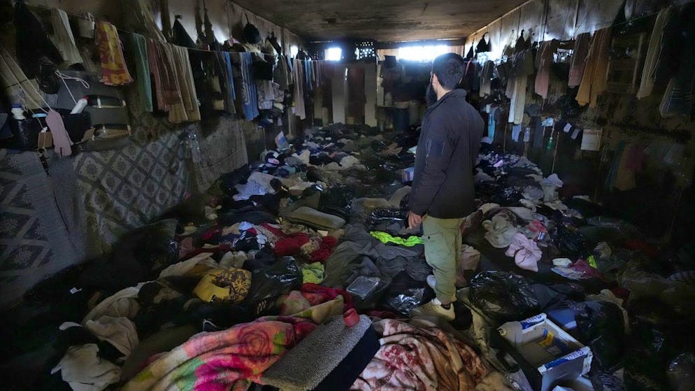 Einer von vielen Syrern, die am Montag im berüchtigten Militärgefängnis Saidnaja nördlich von Damaskus nach vermissten Angehörigen suchten. 