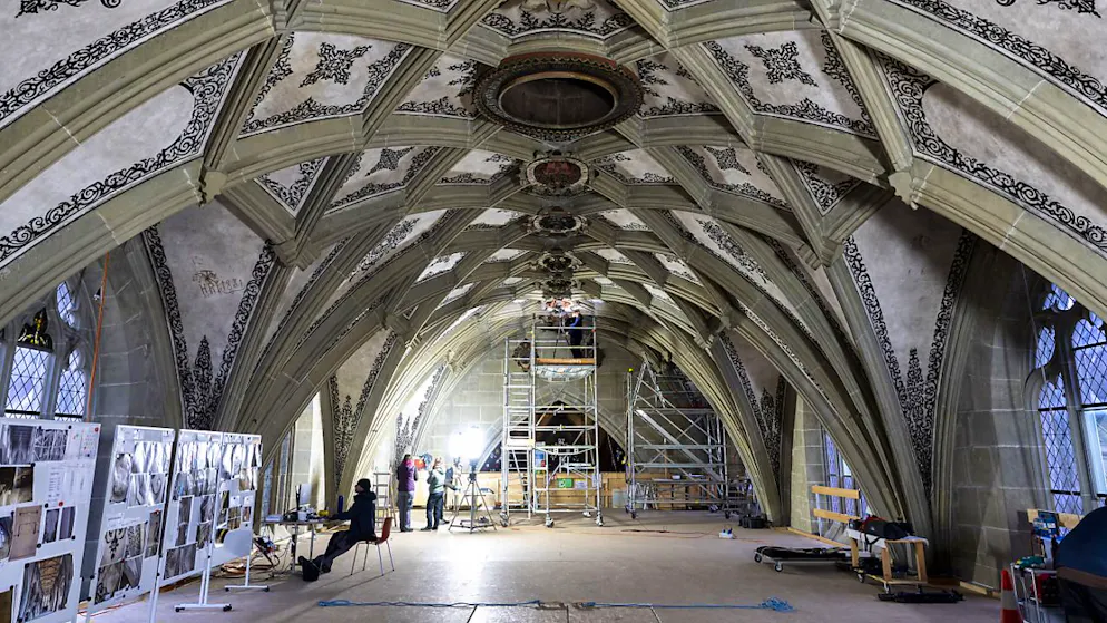 Mittelschiffgewölbe des Berner Münsters mit Engelsgeduld gereinigt - Gallery. Blick auf die Gerüst-Plattform direkt unter dem Hauptgewölbe im Mittelschiff des Berner Münsters.