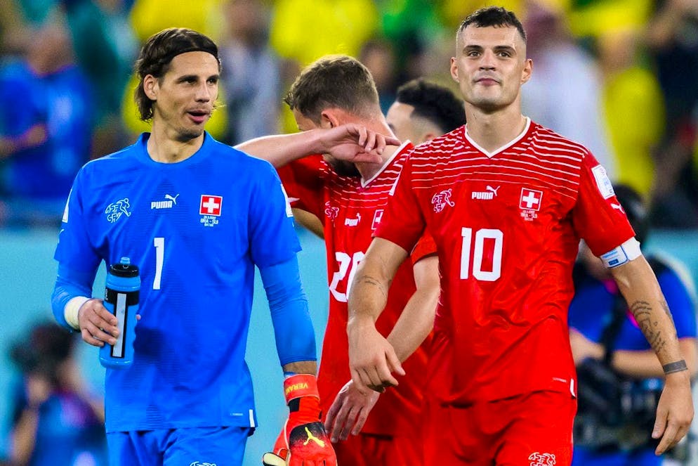 Il portiere della Svizzera Yann Sommer e il centrocampista della Svizzera Granit Xhaka reagiscono durante la partita di calcio del gruppo G della Coppa del Mondo FIFA Qatar 2022 tra Brasile e Svizzera allo Stadio 974, a Doha, Qatar, lunedì 28 novembre 2022. (KEYSTONE/Laurent Gillieron)