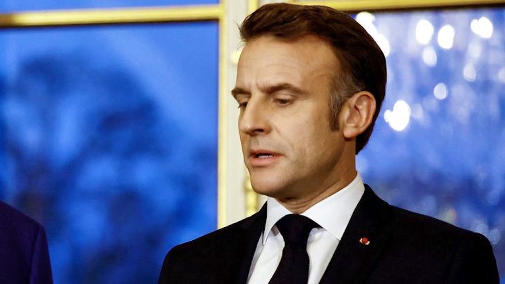 Francia. Macron cerca una tregua politica e promette un nuovo primo ministro in 48 ore