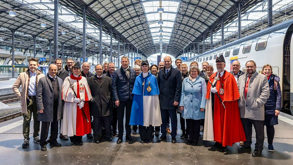 Drei Standesinitiativen für Durchgangsbahnhof Luzern eingereicht - Gallery. Eine Zentralschweizer Delegation aus den Kantonen Luzern, Obwalden und Nidwalden reist am Dienstagnachmittag von Luzern nach Bern. Dort übergeben sie die Standesinitiativen zum Durchgangsbahnhof Luzern.