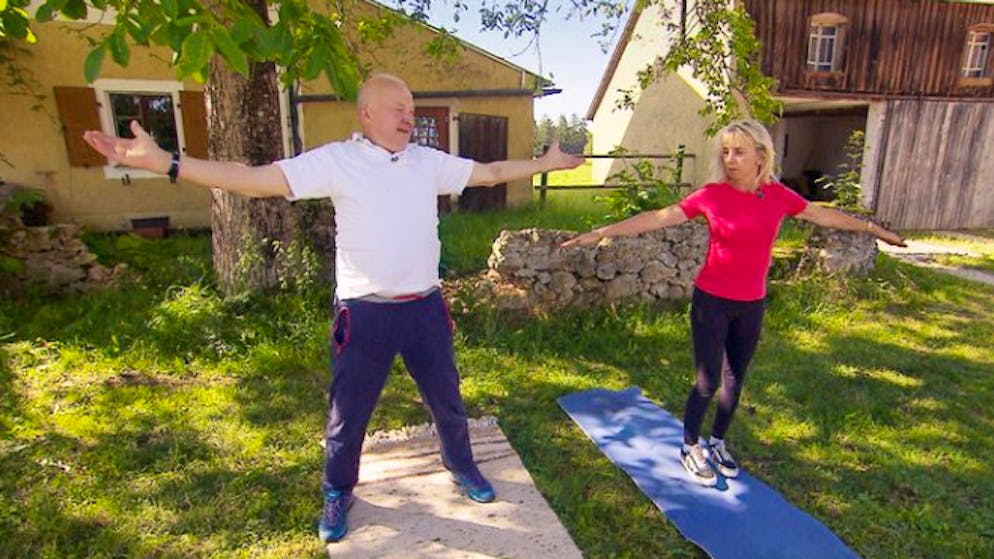 «Bauer sucht Frau»: Pferdeflüsterer Heiner läuft Frau nach zwei Tagen davon. Jeden Morgen macht Heiner seine Yoga-Übungen. Ulrike lässt sich darauf ein, vorerst. 