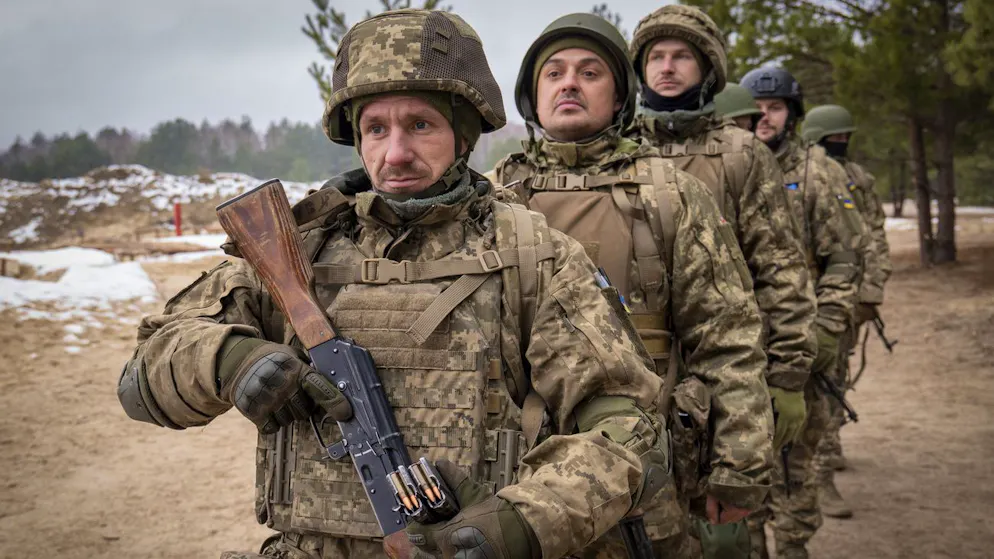Neue Rekruten trainieren auf einem Truppenübungsplatz im  recruits practice on a military training ground im Gebiet Tschernihiw. (5. Dezember 2024) 