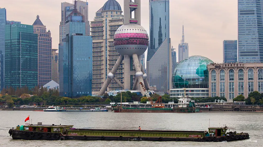 Ein Cargo-Schiff fährt auf dem Huangpu Fluss in Shanghai, China. (Archivbild)