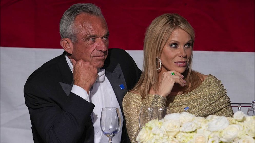 Robert F. Kennedy Jr. (l.) mit seiner Frau, der Hollywood-Schauspielerin Cheryl Hines. (17. Oktober 2024)