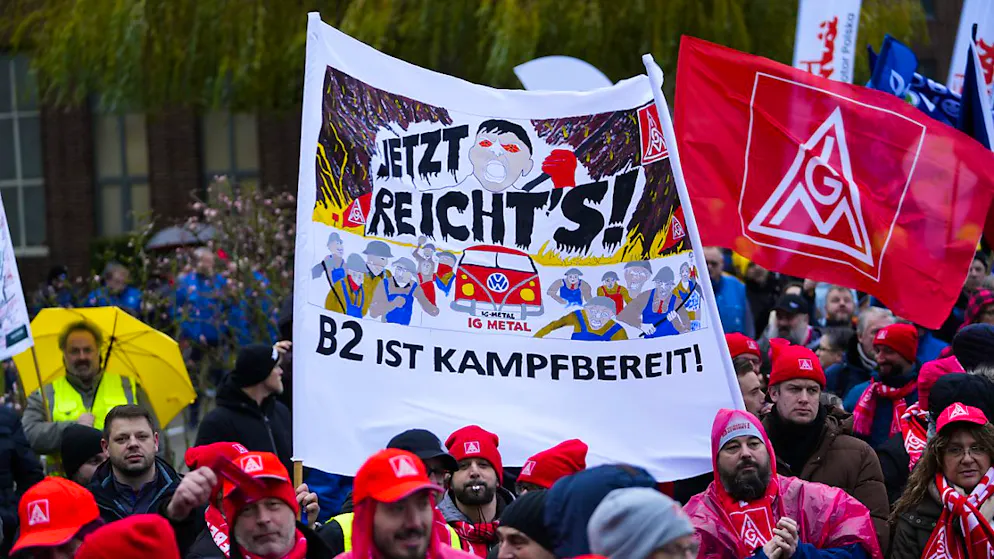 VW-Beschäftigte nehmen am 9. Dezember 2024 an einer Kundgebung der IG Metall vor der Volkswagen-Zentrale in Wolfsburg teil.