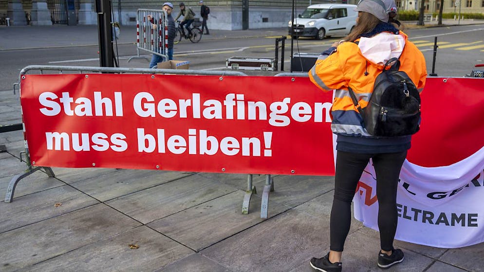 Der wirtschaftlich angeschlagene Betrieb Stahl Gerlafingen kann hoffen: Der Nationalrat will unter anderem diesem Unternehmen einen Teil der Gebühren für die Nutzung des Stromnetzes erlassen. (Archivbild)