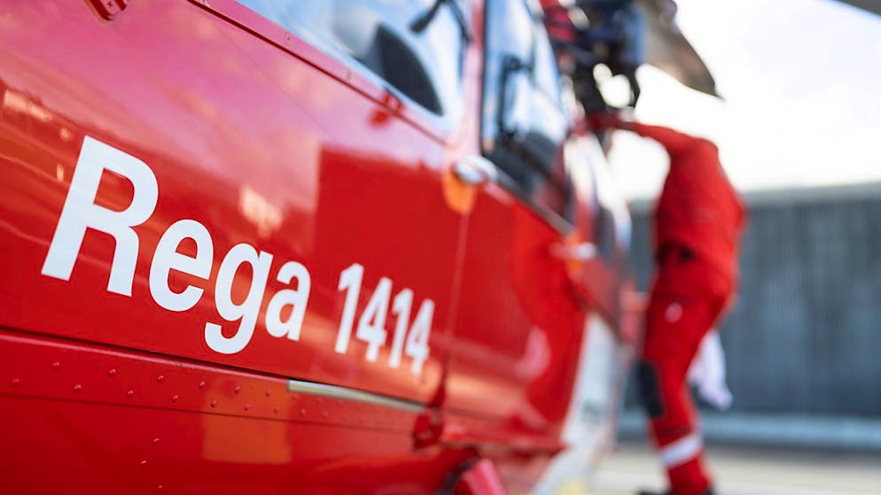 Nachdem der Mann durch den Rettungsdienst versorgt worden war, brachte ihn ein Helikopter der Rega in ein Spital. (Symbolbild)