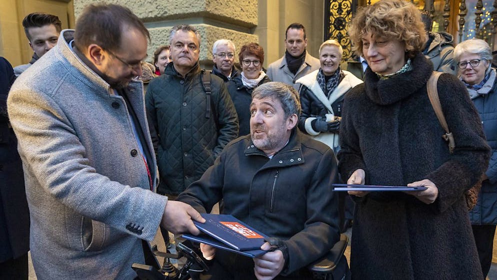 Drei Standesinitiativen für Durchgangsbahnhof Luzern eingereicht - Gallery. Nationalrat Philipp Kutter (Mitte/ZH) und Ständerätin Marianne Maret (Mitte/VS) erhalten vom Nidwaldner Landratspräsident Toni Niederberger (SVP) die Nidwaldner Standesinitiative.
