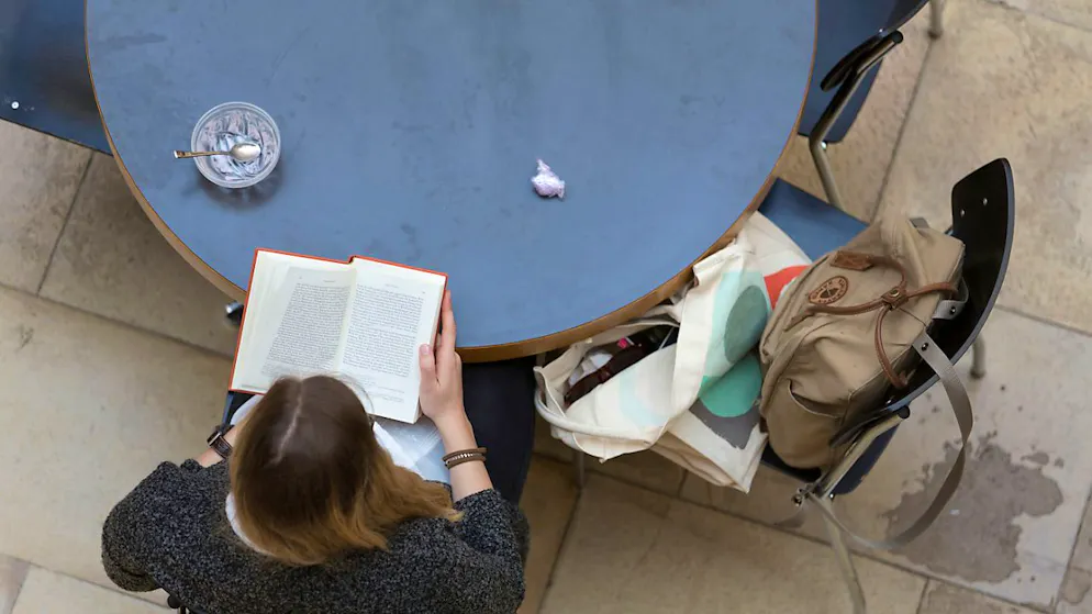 Les Suisses se situent au-dessus de la moyenne de l'OCDE pour leurs compétences de base en lecture, mathématiques et résolution de problèmes (archives).