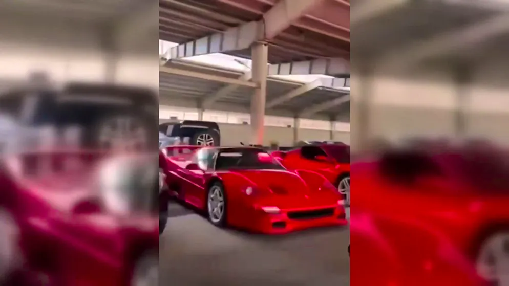 Guarda il video. Nel palazzo di Assad auto di lusso, foto delle vacanze e tunnel segreti per la fuga