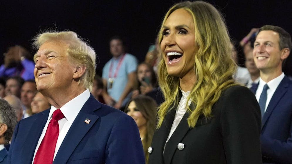 Lara Trump (r.), die Schwiegertochter des künftigen US-Präsidenten Donald Trump, gibt den Co-Vorsitz des Republikaner-Dachverbands ab – wird sie Senatorin? (Archivbild)