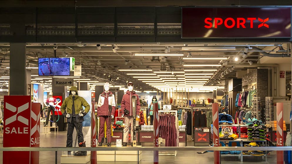 Die Wettbewerbskommission gibt grünes Licht für den Verkauf von 27 SportX-Filialen der Migros an Ochsner Sport. (Archivbild)