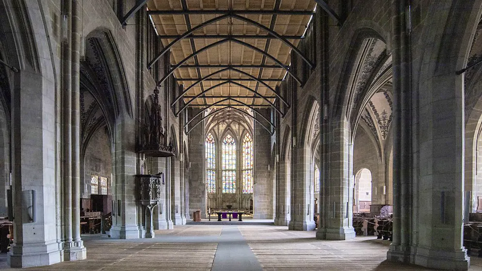 Mittelschiffgewölbe des Berner Münsters mit Engelsgeduld gereinigt - Gallery. Das Mittelschiff des Berner Münsters, oben im Bild die Gerüst-Plattform für die Restaurierung des Gewölbes. (Archivbild)