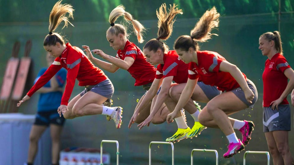 The Swiss national team players take off in training.