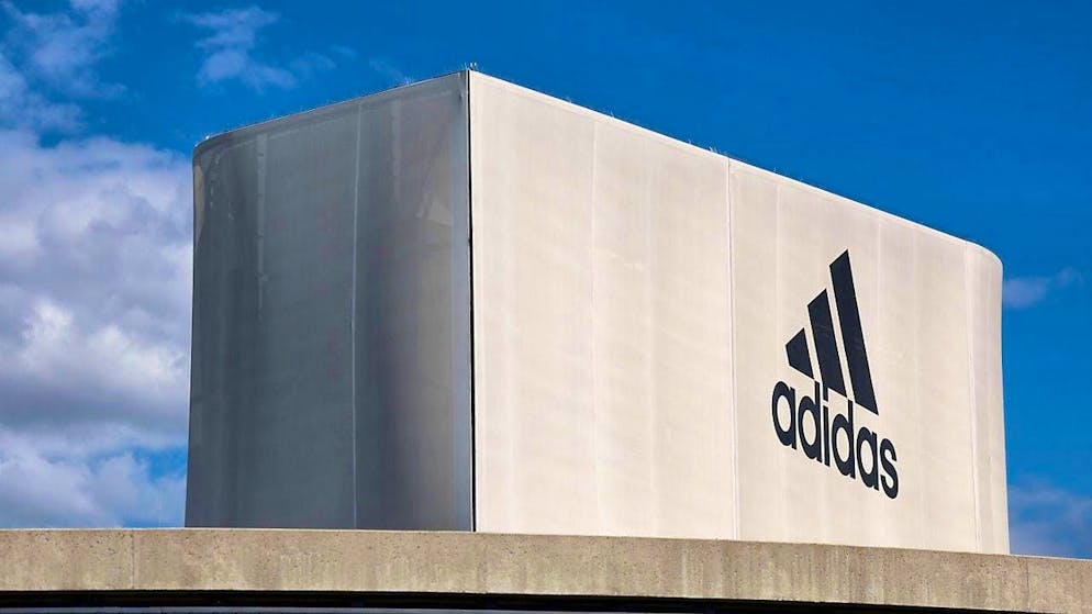 The German tax investigators are investigating Adidas. The Swiss branch in Root LU is said to have played a central role in suspected illegal customs declarations.