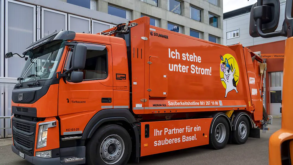 Im Basler Tiefbauamt werden nach und nach alle fossil betriebenen Fahrzeuge durch Modelle mit Elektroantrieb ersetzt. (Archivbild des ersten Elektro-Kehrichtfahrzeugs)