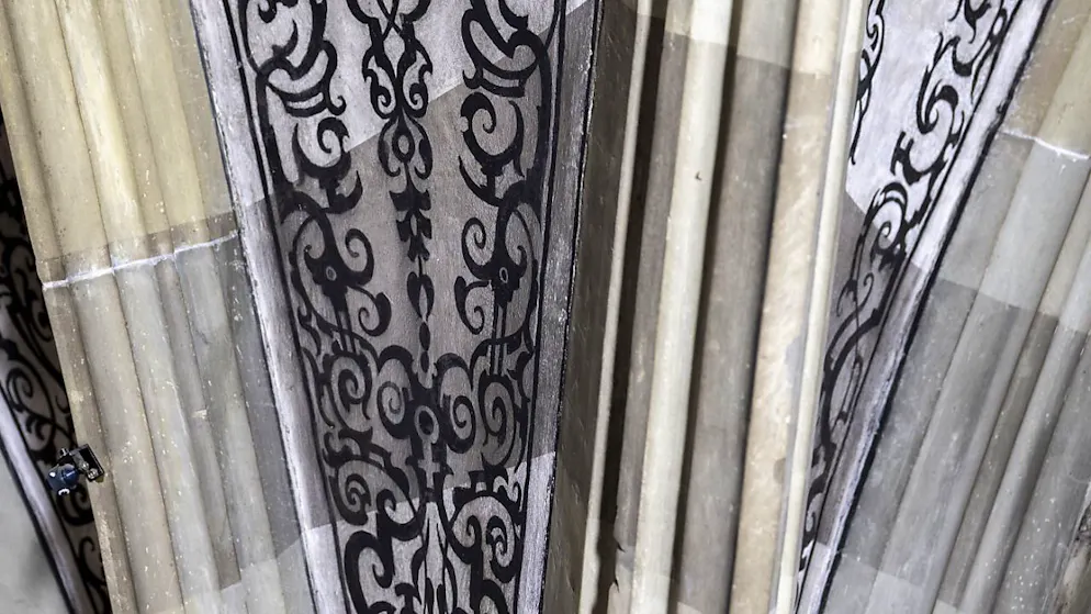 Mittelschiffgewölbe des Berner Münsters mit Engelsgeduld gereinigt - Gallery. Sicht auf restaurierte (hell) und unbearbeitete Flächen (dunkel) am Mittelschiffgewölbe im Berner Münster.