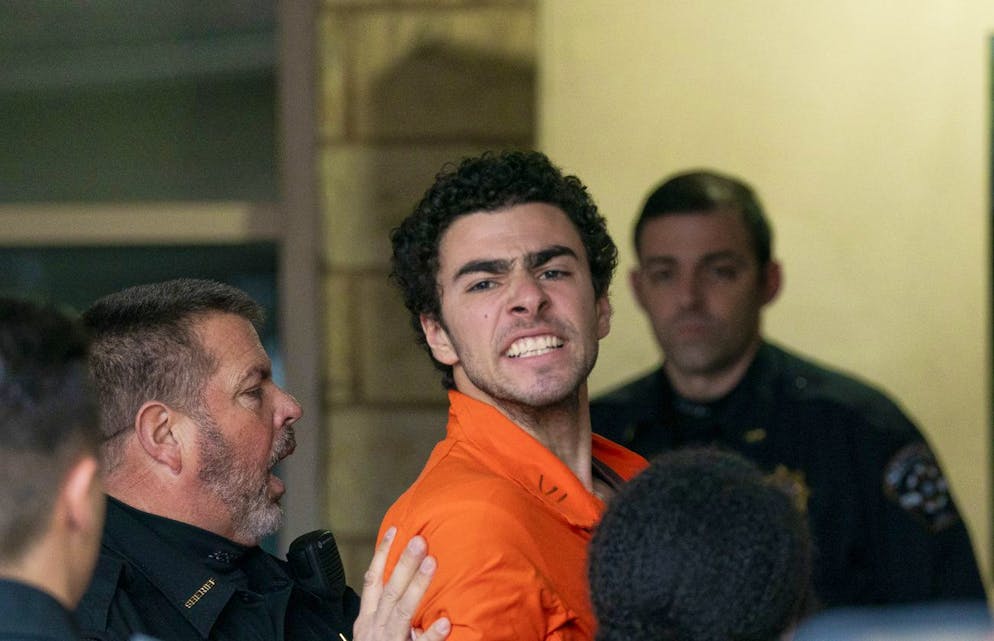 Au lendemain de son arrestation, beaucoup de questions se posent sur le parcours et les motivations du suspect, un fils de bonne famille diplômé en ingénierie d'une université privée de l'Etat de Pennsylvanie.