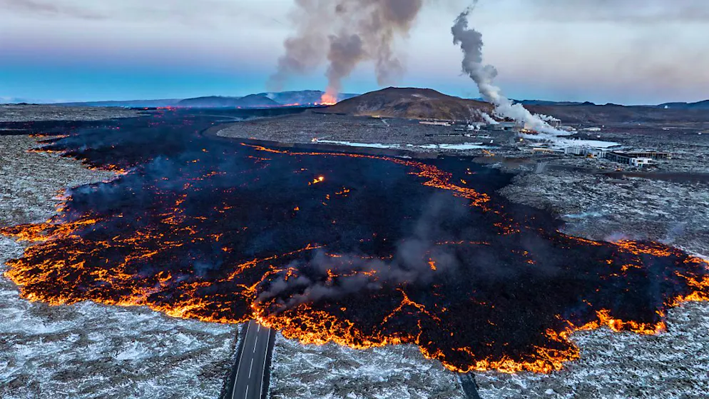 ARCHIV - Aktive Lava fließt auf der Straße zur Blauen Lagune. Foto: Marco di Marco/AP/dpa
