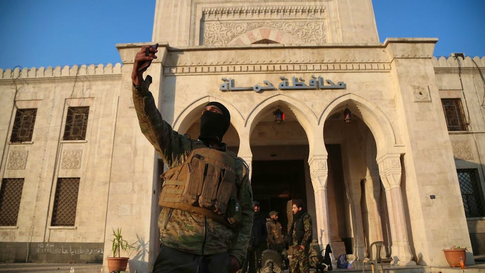 Die Islamisten sind da: Ein Kämpfer macht am 6. ein Selfie vor einem Regierungsgebäude in Hama.