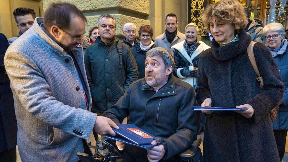 Three standing initiatives submitted for Lucerne through station - Gallery. National Councillor Philipp Kutter (center/ZH) and Councillor of States Marianne Maret (center/VS) receive the Nidwalden standing initiative from Nidwalden District Council President Toni Niederberger (SVP).