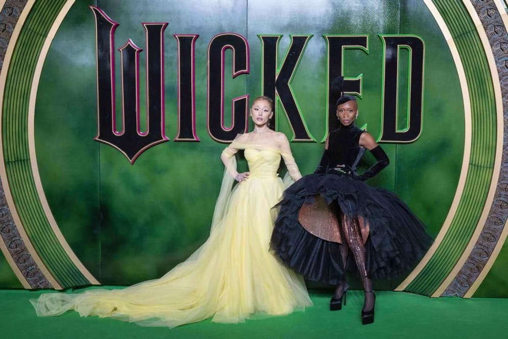 Die beiden Hauptdarstellerinnen Ariana Grande und Cynthia Erivo bei der Wicked-Filmpremiere am 18. November 2024 in London. Ihnen wurden die Barbie-Puppen mit der fehlerhaften Verpackung nachempfunden.