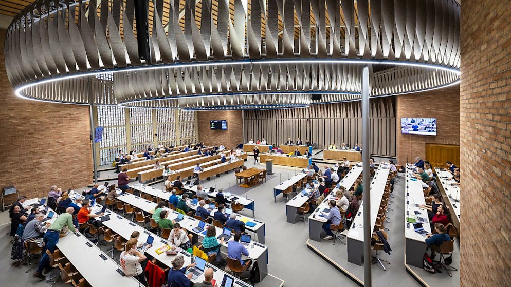 Das Stadtzürcher Parlament sprach am Mittwoch mehr Geld für den Wohnbau. Weniger Stellen als der Stadtrat gewährt es hingegen der Polizei. (Archivbild)