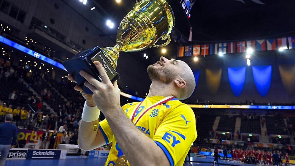 Alexander Galante Carlström mit dem Pokal nach dem WM-Titel in der Schweiz.
