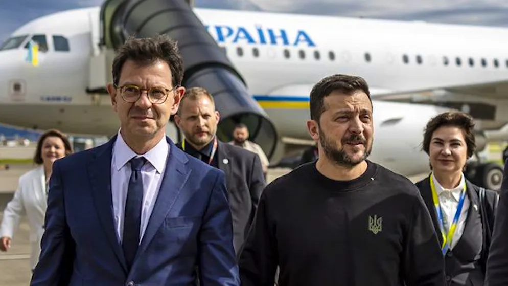 Félix Baumann (links) empfängt am 14. Juni vor der Bürgenstock-Konferenz Wolodymyr Selenskyj am Flughafen Zürich.