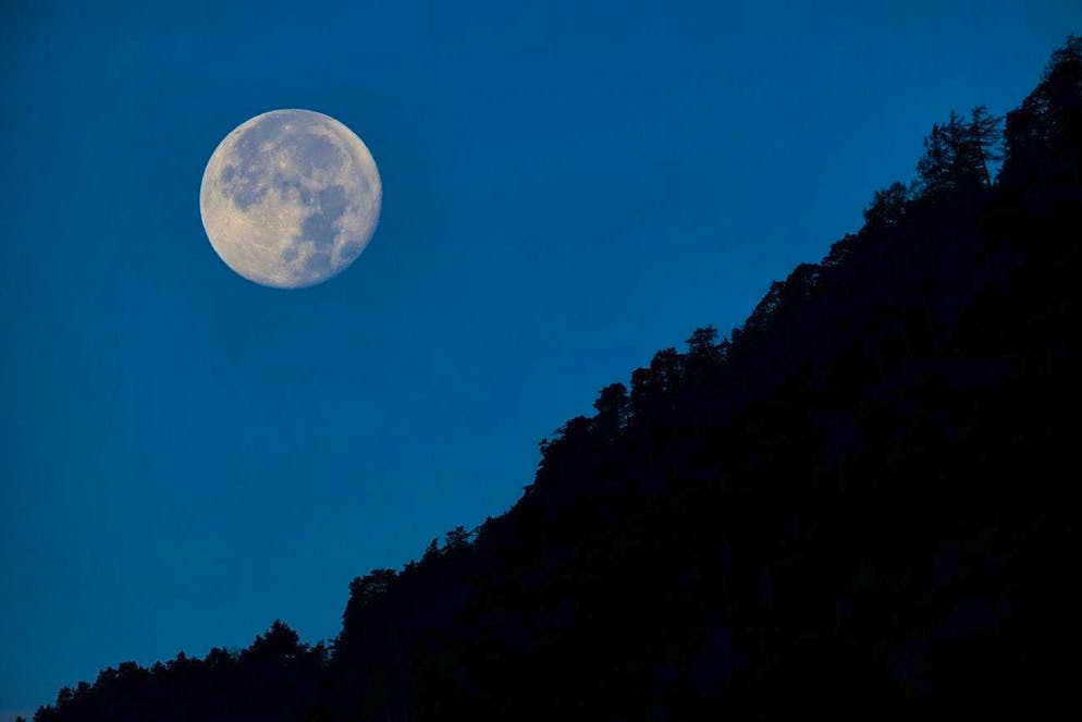 Se la visibilità è buona, le stelle cadenti delle Geminidi possono essere osservate nel cielo dal 6 al 16 dicembre. Purtroppo quest'anno c'è anche la luna piena durante il picco delle stelle cadenti, che riduce la visibilità delle Geminidi.