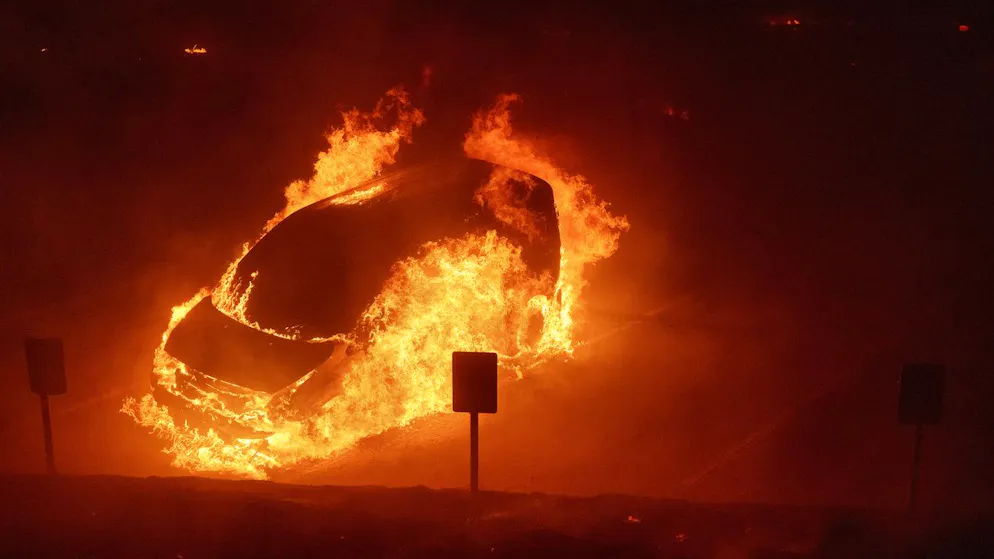 Waldbrand in Malibu breitet sich rasch aus - Gallery. Auf dem Parkplatz der Pepperdine University in Malibu steht ein Auto in Flammen. (10 Dezember 2024) 