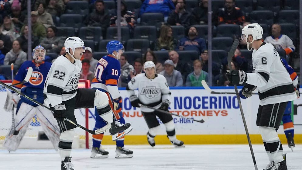 Kevin Fiala (links) bejubelt seinen Treffer gegen die New York Islanders