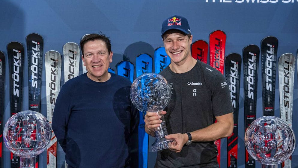 Schweizer Ski-Star Marco Odermatt und sein Manager Michael Schiendorfer mit drei Kristallkugeln.