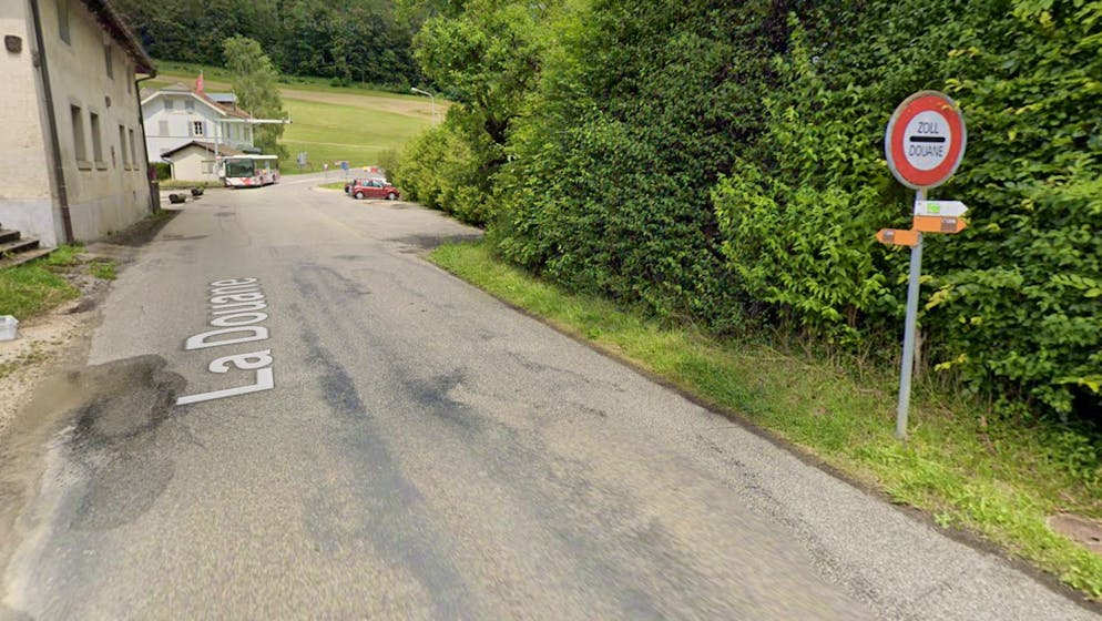 Wenige Dutzend meter hinter dem Ortseingang steht das Zoll-Schild: Ab hier gilt eine Höchstgeschwindigkeit von 20 km/h – das wissen allerdings die wenigsten. Hier hat die Polizei ihr Radargerät aufgestellt.