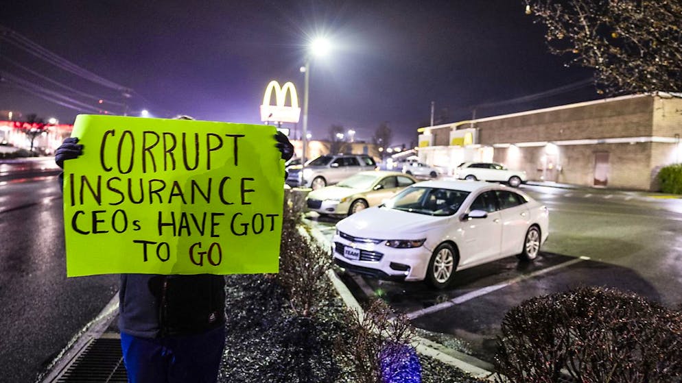 "Assicurazione corrotta": una donna che dice di lavorare nel settore della sanità manifesta davanti al McDonald's dov'è stato arrestato il presunto killer  del Ceo di UnitedHealthcare Brian Thompson.